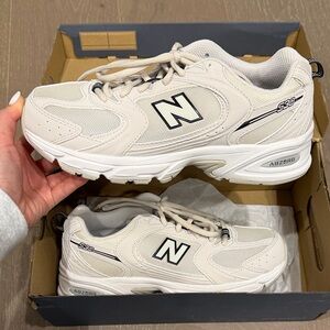 NEW IN BOX Women’s New Balance 530 Cream & Navy sneakers